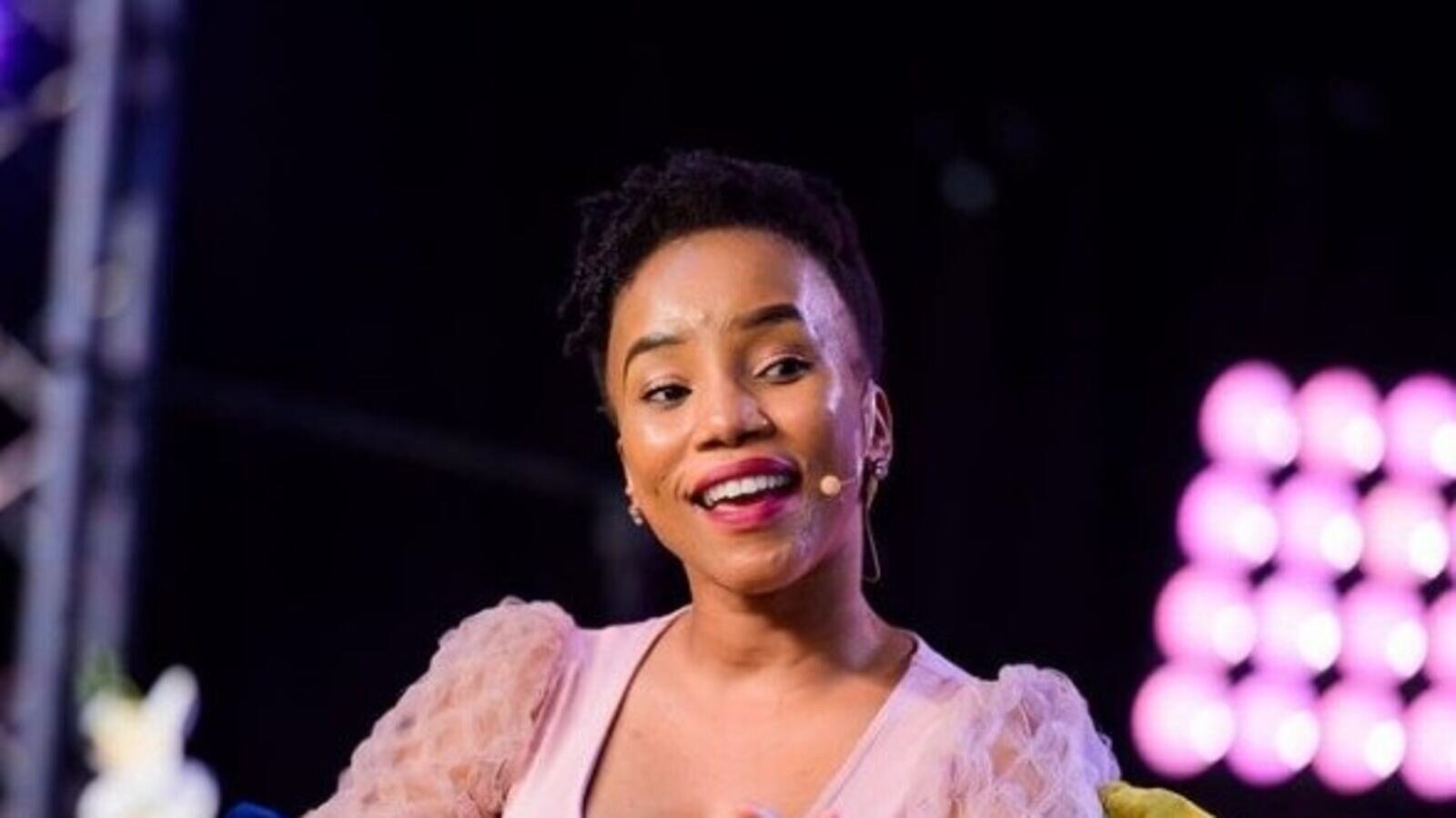 Phindi P on set